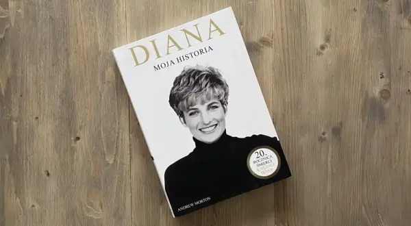 Okładka książki "Diana. Moja historia" z portretem księżnej Diany na drewnianym tle.