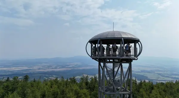Wieża widokowa na jagodna najkrótszy szlak. Ludzie podziwiają panoramę z góry.