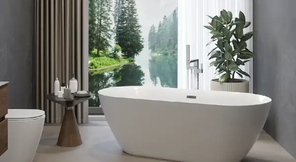 Bagno moderno con vasca freestanding e vista lago. Soluzione ideale per rivestire vasca da bagno rovinata con stile.