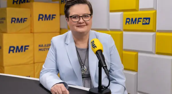 Wiceminister edukacji w studiu RMF FM, gotowa do rozmowy o przyszłości polskiej oświaty.