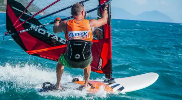 Ucieknij przed mrozem! Windsurfing zimą: Top kierunki i porady.