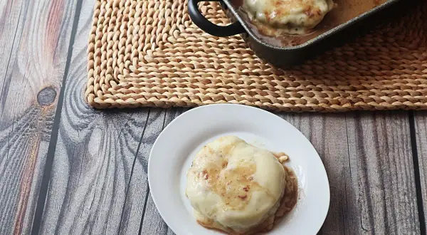 Hamburger in padella con vino bianco: succoso e saporito