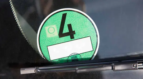 Vignette pour rouler en Allemagne, une pastille verte "Umwelt Zone" avec le chiffre 4, indiquant la catégorie environnementale du véhicule.