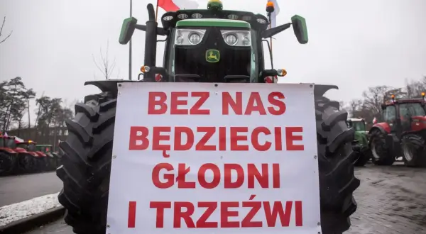 Traktor z transparentem "Bez nas będziecie głodni i trzeźwi" symbolizuje protest rolników w Polsce.