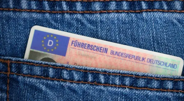 Deutscher Führerschein in Jeans-Tasche. Wer ohne Brille fährt, riskiert eine Strafe.