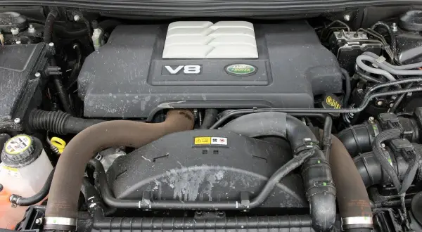 Silnik V8 w Range Rover L322, gotowy do pracy.