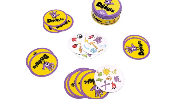 Karty do gry Dobble, różne rodzaje z symbolami, w tym puszka z logo.