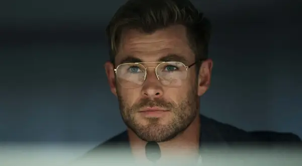 Chris Hemsworth w okularach, jakby przygotowywał się do roli w filmie o pajęczej głowie obsada.