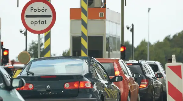 Korki na autostradzie A1 przed punktem poboru opłat. Samochody stoją w kolejce do zapłaty.