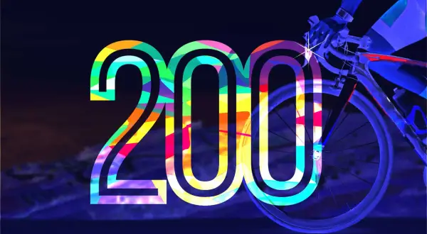 Buntes "200" überlagert ein Rennrad. Ein Radfahrer bereitet sich auf eine lange Fahrt vor, vielleicht 200 km rennrad.