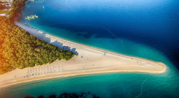 Złota plaża w Chorwacji, marzenie o wakacjach. Zastanawiasz się, ile się leci do Chorwacji, by zobaczyć ten raj?