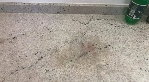 Plamy na jasnym granicie blatu. Szukam domowych sposobów na tłuste plamy.