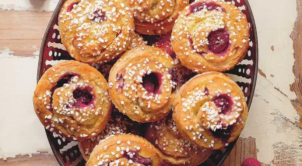 Snabba bullar med bakpulver, fyllda med hallon och toppade med pärlsocker. Perfekta för fika!