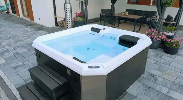 Relaks w jacuzzi to świetny sposób na odprężenie. Ile razy w tygodniu można korzystać z jacuzzi? Codziennie, jeśli masz ochotę!