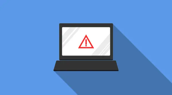 Laptop z czerwonym znakiem ostrzegawczym na ekranie. Symbolizuje zagrożenie w cyberbezpieczeństwie.