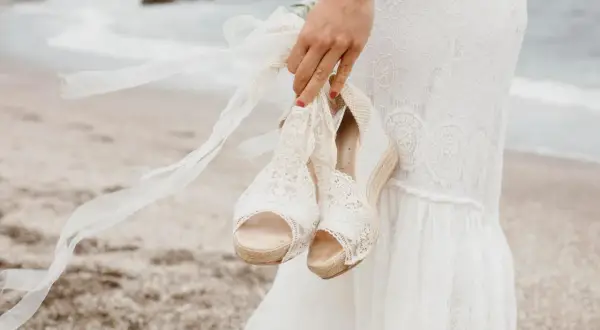 Buty na lipcowe wesele: Jak połączyć styl, komfort i upał?