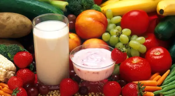 Szklanka mleka, jogurt z truskawkami i mnóstwo owoców i warzyw. W czym jest żelazo? W fasolce, szpinaku, soczewicy, a także w niektórych owocach i warzywach.