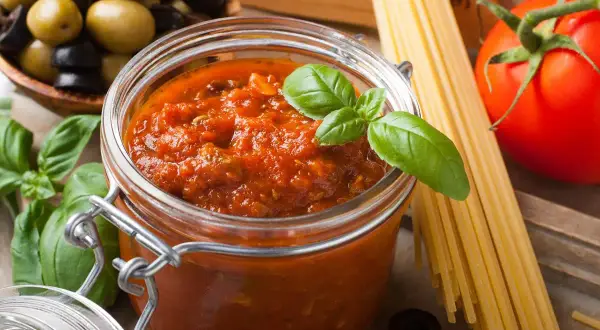 Jak samodzielnie zrobić sos do spaghetti, który zachwyci smakiem