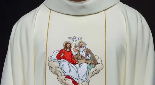 Biała szata z haftem Trójcy Świętej. Pomoc w walce z objawami kryzysu wiary i duchową pustką.