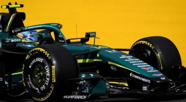 Coche de Fernando Alonso en Aston Martin, con detalles en verde y amarillo. Noticias de Fernando Alonso en la Fórmula 1.