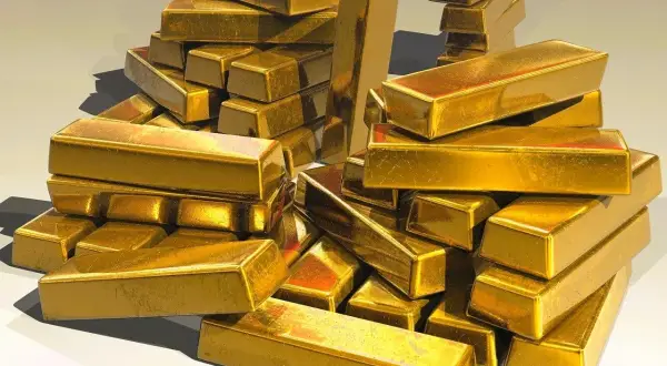 Montón de lingotes de oro brillante. ¿Qué es más caro el oro o el platino? El oro es un metal precioso.