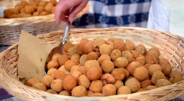 Cesto pieno di olive fritte, un classico dei piatti tipici marchigiani, pronte per essere servite.