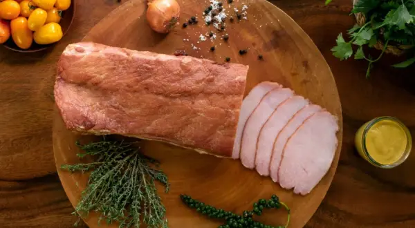 Schab gotowany w herbacie, pokrojony w plastry, z dodatkiem ziół, pieprzu i musztardy.