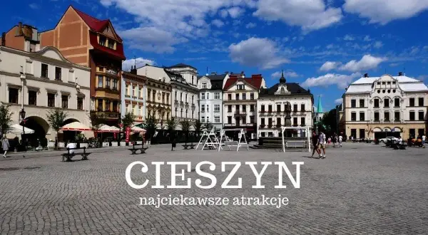 Rynek w Cieszynie, czeskie atrakcje i urokliwe kamienice. Słoneczny dzień, błękitne niebo z chmurami.