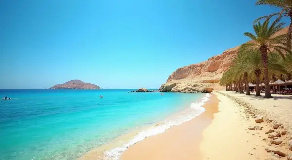 Piękna plaża w Egipcie w lutym. Turkusowa woda, piaszczysta plaża, palmy i skaliste klify. Idealna pogoda na wypoczynek.