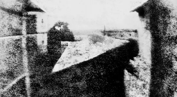 La prima foto iconica: una vista da una finestra, con un uomo che cammina per strada, catturato in un'immagine storica.