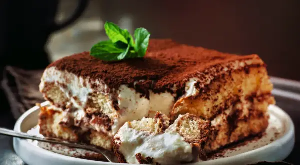 Pyszny deser tiramisu, idealny na każdą okazję. Ten przepis na tiramisu zachwyci każdego.
