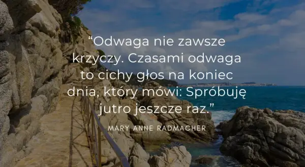 Piękny widok na morze i skały. Cytat o odwadze na koniec lata: "Odwaga nie zawsze krzyczy. Czasami odwaga to cichy głos na koniec dnia, który mówi: Spróbuję jutro jeszcze raz.