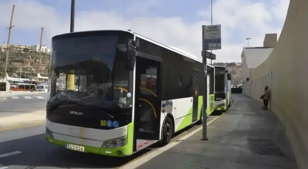 Autobusy na Malcie czekają na pasażerów. To część sprawnie działającej maltańskiej komunikacji miejskiej, która ułatwia zwiedzanie wyspy.