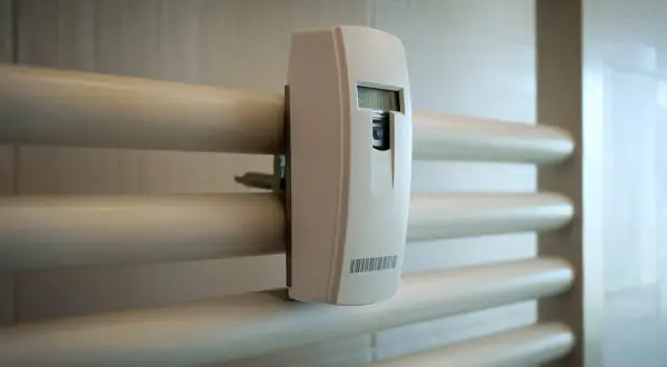 Riscaldatore con ripartitore di calore digitale montato sui tubi.