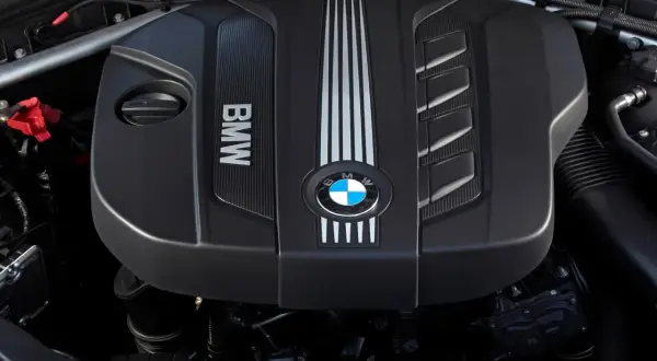 Silnik BMW n20 z logo marki.