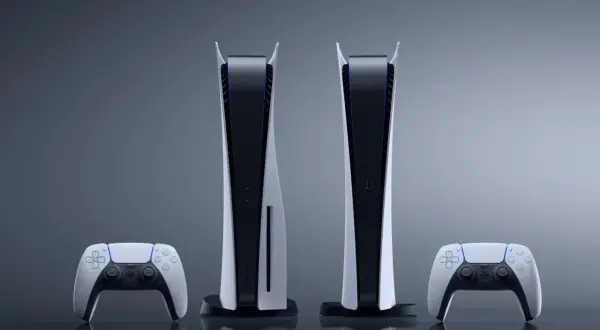 Dwie konsolki PS5 i dwa kontrolery DualSense, prezentujące różne wersje sprzętu.