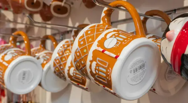 Tazas con diseño de casa de jengibre, como si un **flying tiger** las hubiera decorado.