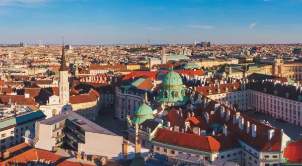 Wiedeń co zwiedzić w 2 dni: widok na miasto z zielonymi kopułami i wieżami kościelnymi. Idealny plan na krótki wypad.