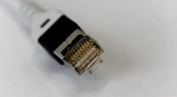 Jak podłączyć kabel internetowy do gniazda: proste kroki bez problemów