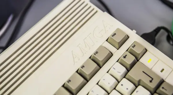 Klawiatura komputera Amiga, gotowa do uruchomienia kultowych gier na Amigę.