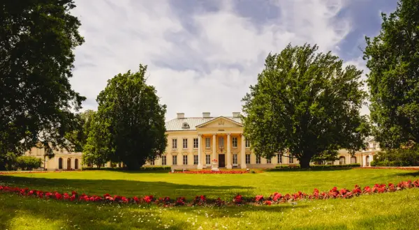 Walewice: Pałac, konie i romans Marii Walewskiej odkryj!