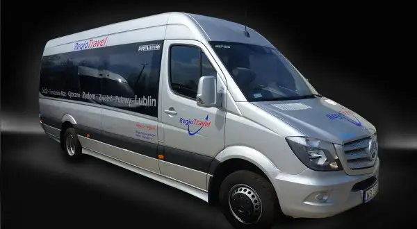 Srebrny bus RegioTravel z napisem "Łódź - Tomaszów Maz - Opoczno - Radom - Zwoleń - Puławy - Lublin" gotowy do podróży.
