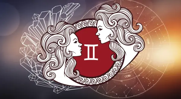 Dwie twarze patrzą na siebie, symbolizując 23 maja znak zodiaku Bliźniąt. W tle koło zodiaku i kryształy.