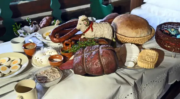 Wielkanocny stół z kiełbasą, jajkami i chlebem. Czy w Wielki Piątek można jeść kaszankę? Tradycja mówi, że nie.