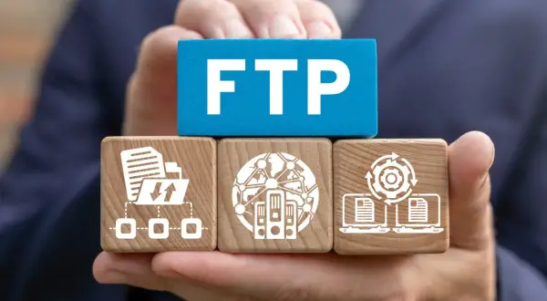 Klocki z ikonami symbolizującymi transfer plików i serwery, z napisem FTP.