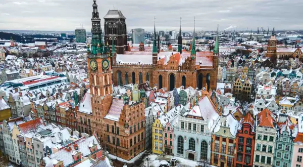 Zimowy widok na Gdańsk z Ratuszem Głównego Miasta i Bazyliką Mariacką. Wspaniałe, fajne miejsca w Gdańsku pokryte śniegiem.