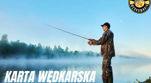 Wędkarz w łowisku z mgłą, trzymający wędkę. Napis "Karta wędkarska".