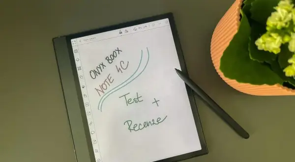 Na ekranie czytnika ONYX BOOX NOTE 4C widnieje odręczny zapis "Test + Recenze".