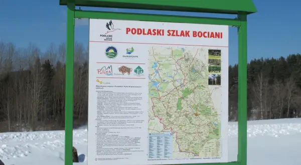 Mapa turystyczna z zaznaczonym szlakiem bocianim, prezentująca atrakcje Suwalszczyzny i Podlasia.