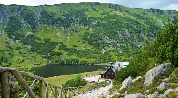 Ile kosztuje nocleg w schronisku? Ceny, które zaskoczą podróżników